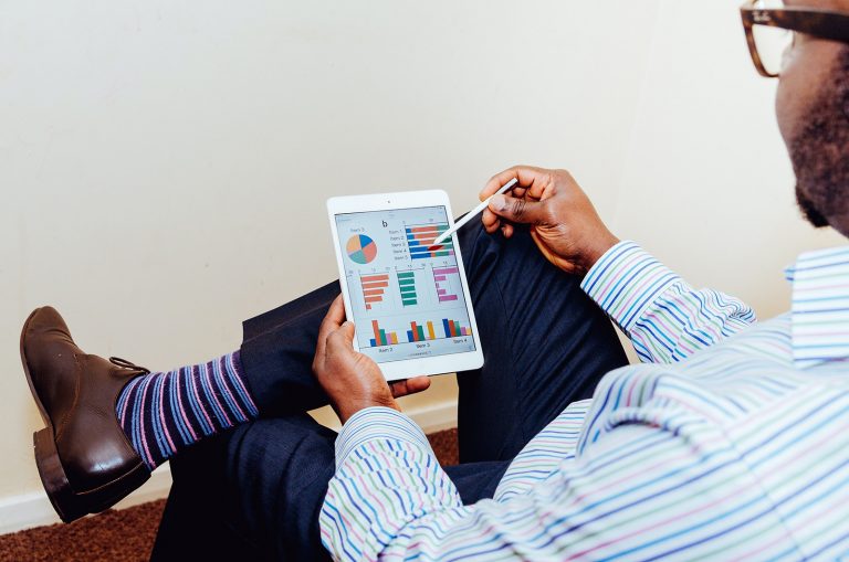 Homem analisa gráficos com resultados sobre marketing digital