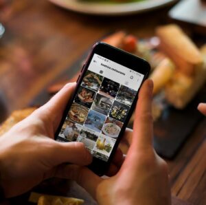 Usuário verificando fotos de restaurante no Instagram