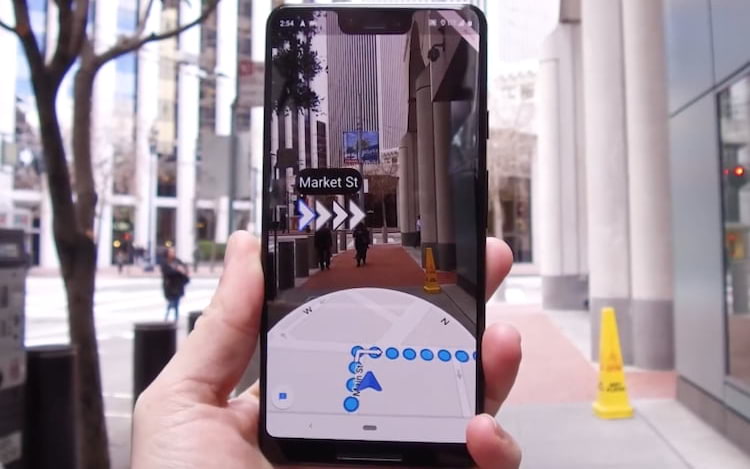 Smartphone utilizando Google Maps com realidade aumentada para mostrar um trajeto